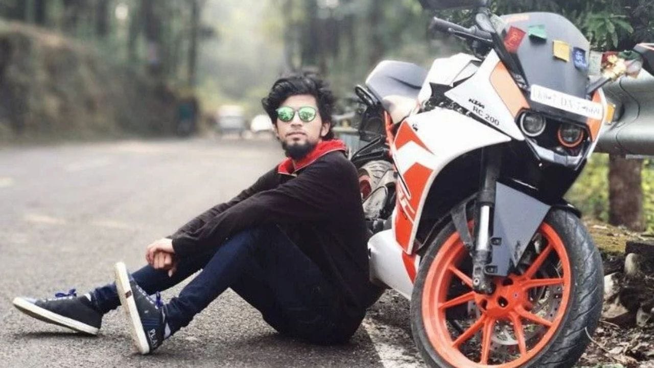  દેહરાદૂનનો રહેવાસી અનુરાગ ડોભાલ એક જાણીતો મોટો-વ્લોગર છે. તેમની યુટ્યુબ ચેનલ, UK07 રાઇડર, ના 7.97 મિલિયન સબ્સ્ક્રાઇબર્સ છે. આ ચેનલ પર તેઓ બાઇક રાઇડ્સ, લાઇફસ્ટાઇલ અને પર્સનલ વ્લોગ્સ શેર કરે છે. 