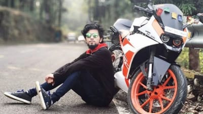  દેહરાદૂનનો રહેવાસી અનુરાગ ડોભાલ એક જાણીતો મોટો-વ્લોગર છે. તેમની યુટ્યુબ ચેનલ, UK07 રાઇડર, ના 7.97 મિલિયન સબ્સ્ક્રાઇબર્સ છે. આ ચેનલ પર તેઓ બાઇક રાઇડ્સ, લાઇફસ્ટાઇલ અને પર્સનલ વ્લોગ્સ શેર કરે છે. 