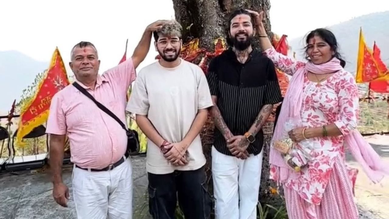 તેના પિતા જગદંબા પ્રસાદ ડોભાલ, ગણિતના શિક્ષક હતા. તેમણે વિદ્યાર્થીઓ માટે શિક્ષણને મનોરંજક બનાવવા માટે વિવિધ પહેલ કરી. 