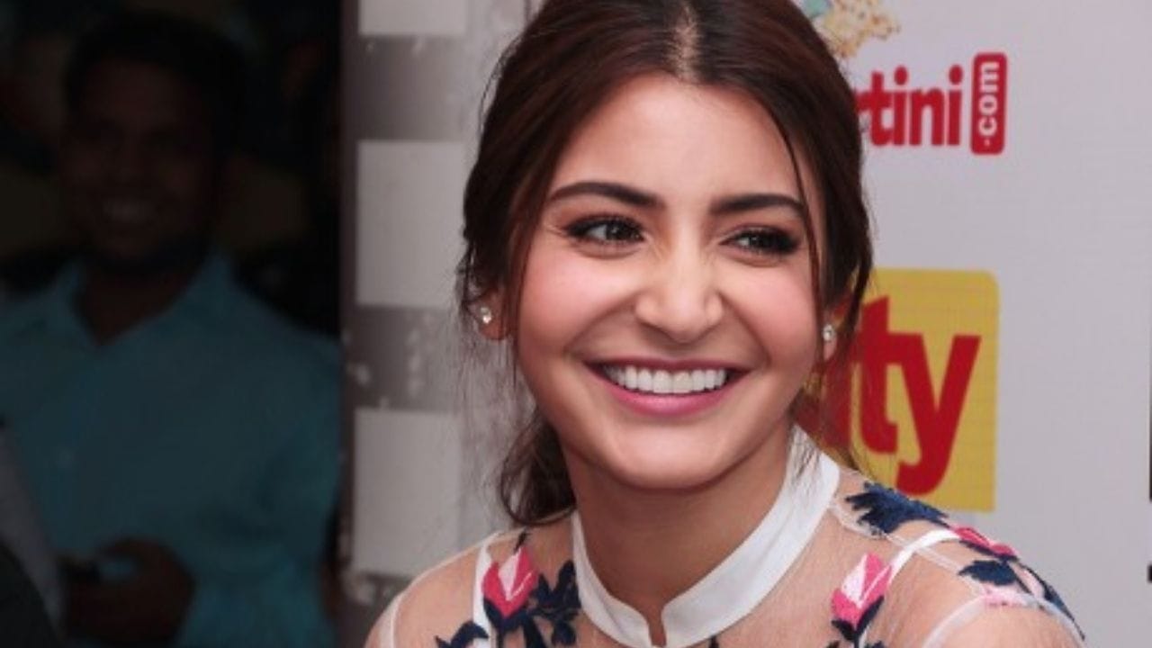 અનુષ્કા શર્મા બોલિવૂડની ટોચની અભિનેત્રીઓમાંની એક છે. તેમણે પોતાની કારકિર્દીમાં અનેક હિટ ફિલ્મોમાં કામ કર્યું છે અને અલગ-અલગ પ્રકારની ભૂમિકાઓથી પોતાની આગવી ઓળખ બનાવી છે. પરંતુ છેલ્લા થોડા વર્ષોથી તેઓ અભિનયથી દૂર રહી છે. તેમના કમબેક અંગે ઘણી વખત અફવાઓ સામે આવી હતી, પરંતુ અત્યાર સુધી કોઈ સત્તાવાર જાહેરાત થઈ નહોતી. હવે ફરી એકવાર તેમના નવા પ્રોજેક્ટ અંગે ચર્ચાઓ તેજ બની છે.