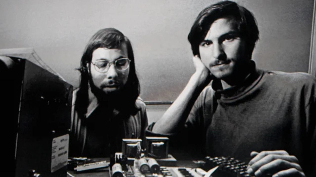 1 એપ્રિલ 2026ના રોજ એપલ (Apple) પોતાના 50 વર્ષ પૂર્ણ કરી રહ્યું છે. આ માત્ર એક કંપનીની એનિવર્સરી નથી, પરંતુ ટેક્નોલોજી ક્રાંતિની અર્ધસદીનો ઉત્સવ છે. એક નાના ગેરેજમાંથી શરૂ થયેલી આ કંપની આજે 4 ટ્રિલિયન ડોલરના વ્યાપક સામર્થ્ય ધરાવે છે, જે અનેક દેશોની GDP કરતાં પણ વધારે છે. (Image Credit Source: Social Media)