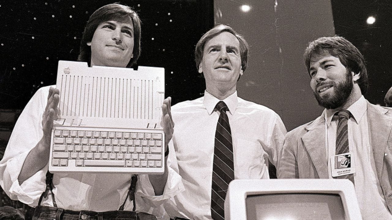 1976માં સ્ટીવ જોબ્સ, સ્ટીવ વોઝનિક અને રોન વેઇન દ્વારા શરૂ થયેલી એપલ આજે વૈશ્વિક ટેક ઈકોસિસ્ટમમાં મહત્વપૂર્ણ સ્થાન ધરાવે છે. તેની શોધશીલતા અને નવિનતા કંપનીને સતત નવા મંચ પર લાવી રહી છે. (Image Credit Source: Social Media)