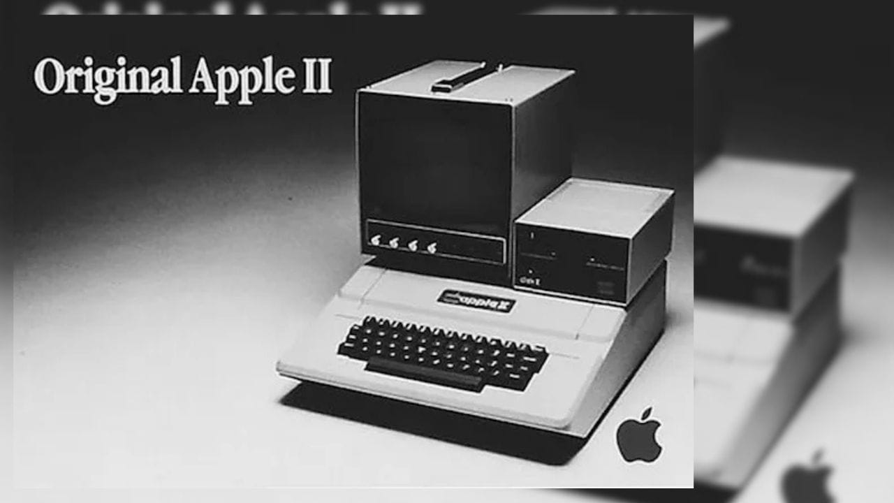Apple II- પર્સનલ કમ્પ્યુટિંગનો આરંભ: એપ્રિલ 1976માં કેલિફોર્નિયામાં એક નાના ગેરેજમાંથી એપલની શરૂઆત થઈ હતી. સ્ટીવ વોઝનિક અને સ્ટીવ જોબ્સ દ્વારા બનાવવામાં આવેલ Apple I પહેલા પગલું હતું, જે માત્ર સર્કિટ બોર્ડ જેવું લાગતું હતું. પરંતુ સાચો ધમાકો Apple II સાથે આવ્યો. 1977માં લોન્ચ થયેલા Apple II એ પહેલી એવી ડિવાઇસ બની જે સામાન્ય લોકો પણ ઉપયોગ કરી શકે. આ કમ્પ્યુટર રંગીન ગ્રાફિક્સ અને સરળ ઈન્ટરફેસ સાથે આવ્યું, જે તે સમયે ક્રાંતિકારી હતું. તેની ઓપન આર્કિટેક્ચર ડિઝાઇન યુઝર્સને કસ્ટમાઇઝેશનની છૂટ આપતી. VisiCalc જેવા સોફ્ટવેરથી આ વ્યવસાય જગત માટે જરૂરી ટૂલ બની. (Image Credit Source: Social Media)