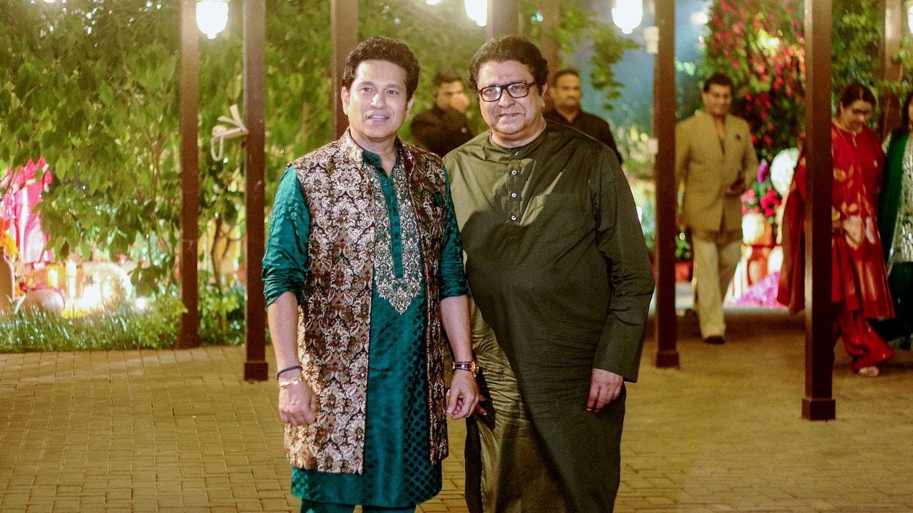  સચિનના નજીકના મિત્રો, ક્રિકેટરો અને સેલિબ્રિટીઓએ મહેંદી સમારોહમાં હાજરી આપી હતી, જેમાં રવિ શાસ્ત્રી, યુવરાજ સિંહ, હરભજન સિંહ, ઝહીર ખાન, ઇરફાન પઠાણ, યુસુફ પઠાણ અને અજિત અગરકરનો સમાવેશ થાય છે. લગ્નમાં મહેમાનોનો મોટો મેળાવડો પણ જોવા મળ્યો હતો.