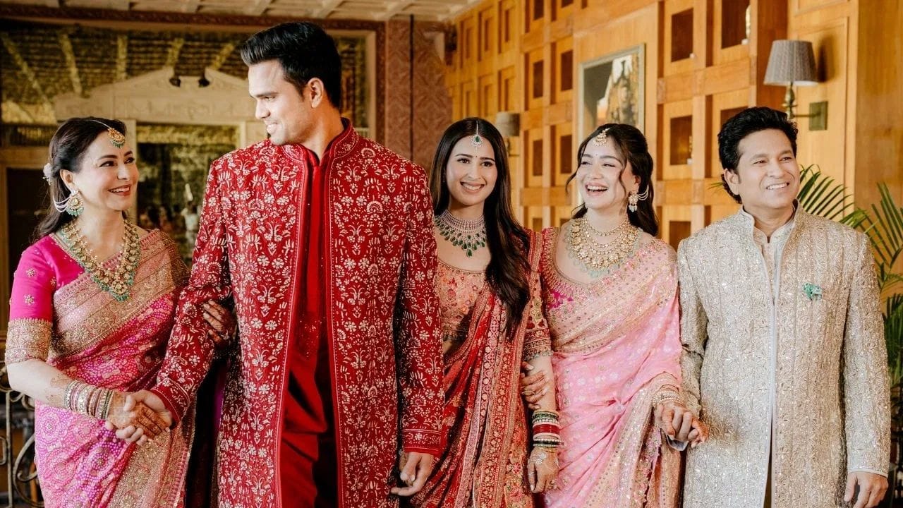 સાનિયાના બ્લાઉઝમાં પણ ફ્લોરલ ડિઝાઇન અને સ્ટોનવર્ક હતું, જે તેના લુકને વધુ આકર્ષક બનાવતું હતું. પીચ રંગનું બ્લાઉઝ લાલ સાડી સાથે સુંદર કોન્ટ્રાસ્ટ બનાવતું હતું. સ્લીવ્ઝ પર મોટા લાલ ફૂલોના ડિઝાઇન અને બોર્ડર પર મણકાના પેન્ડન્ટ ખાસ નજર ખેંચતા હતા. આ સાથે સાનિયાએ હીરા અને લીલા પત્થરોવાળા દાગીના પહેર્યા હતા, જેમાં નેકપીસ અને માંગ ટિક્કાનો સમાવેશ થતો હતો. લાલ અને લીલા બંગડીઓએ તેના પરંપરાગત બ્રાઇડલ લુકને સંપૂર્ણ બનાવ્યો.