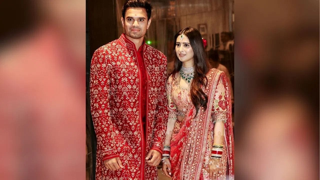 અર્જુન તેંડુલકર પણ દુલ્હનના લુક સાથે મેળ ખાતી લાલ શેરવાનીમાં જોવા મળ્યા હતા. તેમની શેરવાની સાનિયાના પોશાક સાથે સુંદર રીતે મેચ થતી હતી, જે બંનેને એકસાથે ખૂબ જ આકર્ષક બનાવતી હતી. અર્જુનની બહેન સારા તેંડુલકર પણ લગ્ન સમારંભમાં ગુલાબી સાડીમાં ખૂબ જ સુંદર લાગી રહી હતી. તેમની સાડીમાં ભારે ભરતકામ સાથે ઝરી અને સિક્વિન વર્ક કરવામાં આવ્યું હતું, જે તેને શાહી સ્પર્શ આપતું હતું. સારાના લુકની સૌથી આકર્ષક વિશેષતા હીરા અને નીલમણિથી સજ્જ ગળાનો હાર હતો. સાથે જ તેમણે ડ્રોપ ઇયરિંગ્સ અને માંગ ટિક્કા પહેરીને પોતાના પરંપરાગત લુકને વધુ ભવ્ય બનાવ્યો હતો.