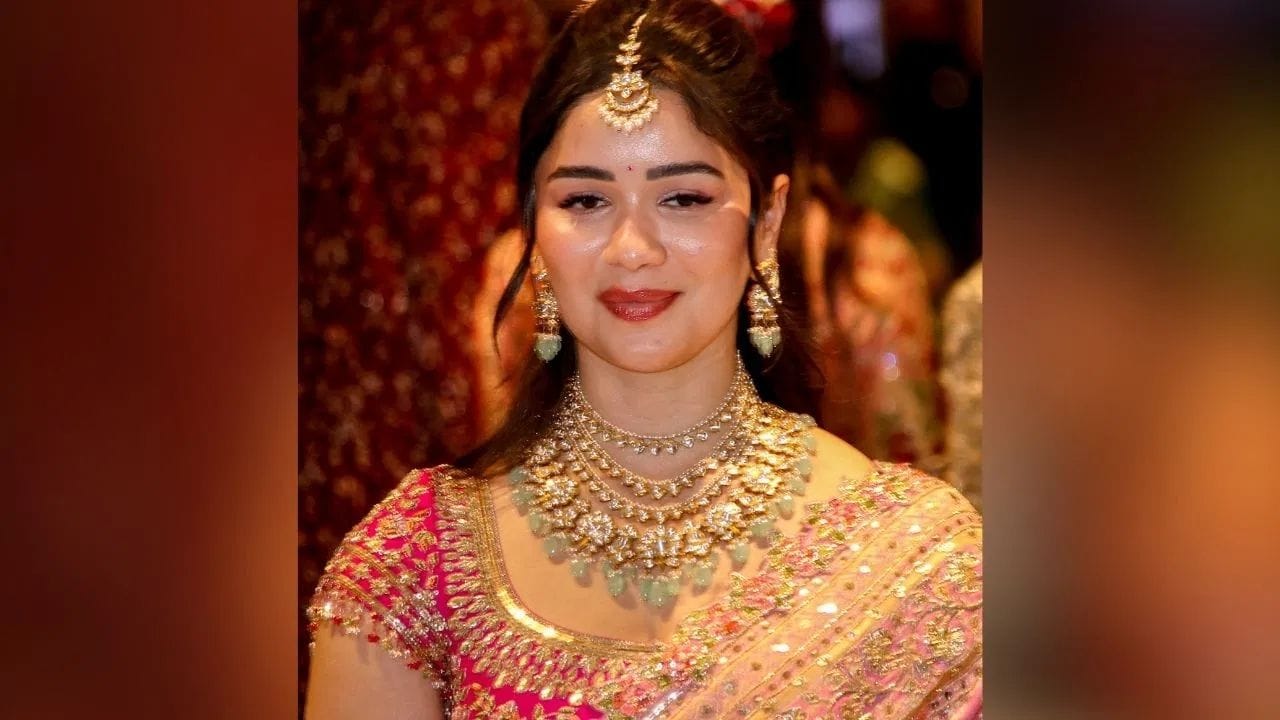 નરમ અને ચમકતો મેકઅપ, ન્યૂડ-ગુલાબી લિપસ્ટિક અને સૂક્ષ્મ બિંદી સાથે સારા તેંડુલકરનો લુક ખૂબ જ ભવ્ય અને ક્લાસિક લાગતો હતો. મેચિંગ બ્લાઉઝ, સરળ હેરસ્ટાઇલ અને કુદરતી મેકઅપ તેમના આખા લુકને વધુ આકર્ષક બનાવતા હતા.