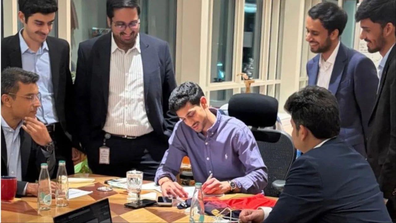 RCBના નવા માલિક આર્યમાન બિરલા છે. પરંતુ શું તમે જાણો છો કે 28 વર્ષીય આર્યમાન પોતે ભૂતપૂર્વ ક્રિકેટર હતો? RCBના માલિક બનતા પહેલા તેણે IPLમાં ઘરેલુ ક્રિકેટ પણ રમી હતી. જોકે, તેની ક્રિકેટ કારકિર્દી માત્ર 22 વર્ષની ઉંમરે સમાપ્ત થઈ ગઈ. 