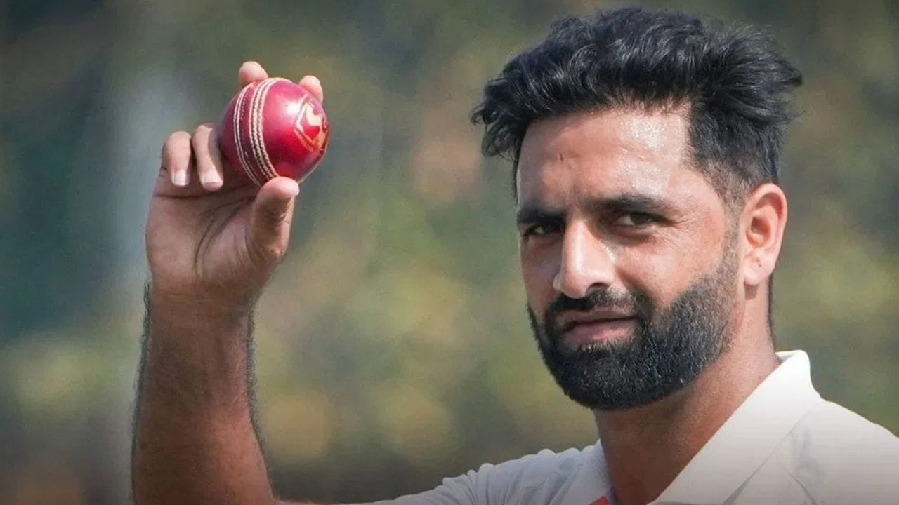 જ્યારે તેણે 87 રનમાં 5 વિકેટ અને 36 રનમાં 4 વિકેટ લીધી હતી અને બંગાળ સામે જમ્મુ અને કાશ્મીરની જીતમાં 42 રન બનાવ્યા હતા, જેના કારણે તે પ્રથમ વખત રણજી ટ્રોફી ફાઇનલમાં પહોંચ્યો હતો.