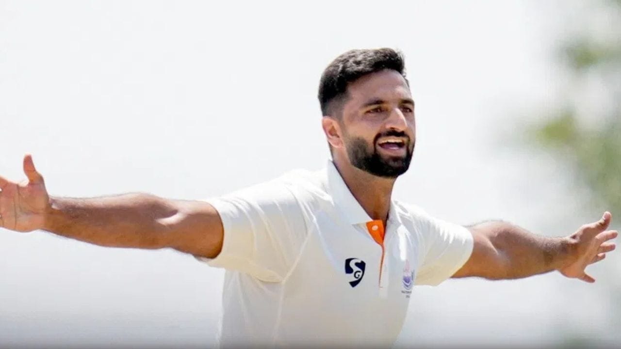 અનેક ભૂતપૂર્વ મહાન ખેલાડીઓ માને છે કે, આકિબ નબી ભારતીય ટેસ્ટ ટીમમાં સ્થાન મેળવવાને લાયક છે. 