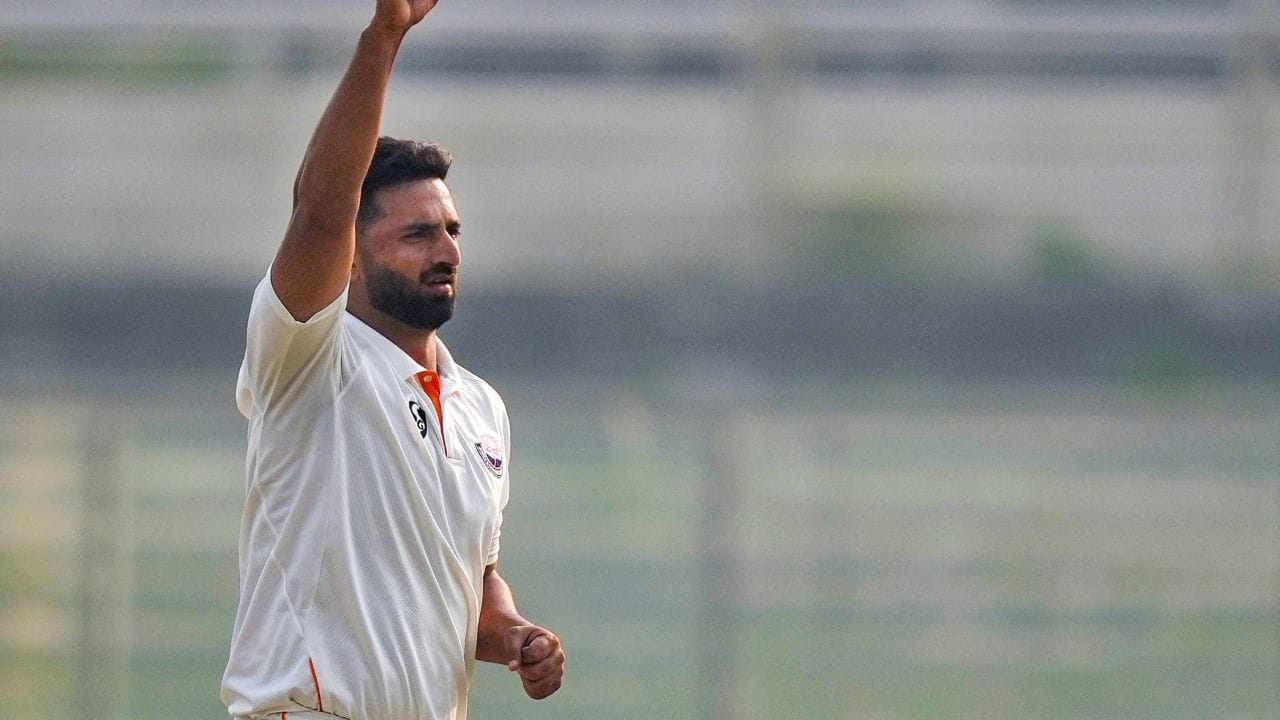 આકિબ એક ટોપર સ્ટુડન્ટ હતો. તેણે આઠમા અને દસમા ધોરણમાં ઝોનલ લેવલમાં ટોપર મેળવ્યું અને 12મા ધોરણમાં વિજ્ઞાન પ્રવાહ પસંદ કર્યું હતુ. અભ્યાસની સાથે તે અન્ય બાળકો સાથે ક્રિકેટ પણ રમતો હતો.