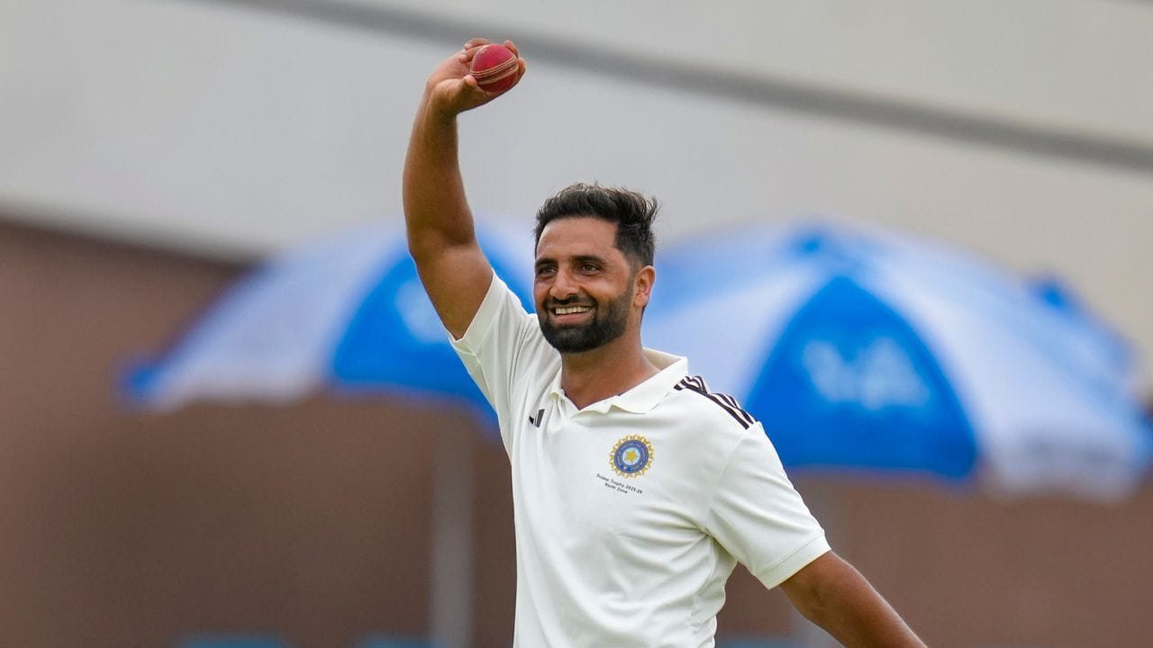 ઓકિબ નબી દારનો જન્મ 4 નવેમ્બર 1966ના રોજ થયો છે. તે એક ભારતીય ક્રિકેટર છે જે જમણા હાથના મધ્યમ બોલર તરીકે રમે છે. તે ઘરેલુ ક્રિકેટમાં જમ્મુ અને કાશ્મીર અને ઇન્ડિયન પ્રીમિયર લીગમાં દિલ્હી કેપિટલ્સનું પ્રતિનિધિત્વ કરે છે. 