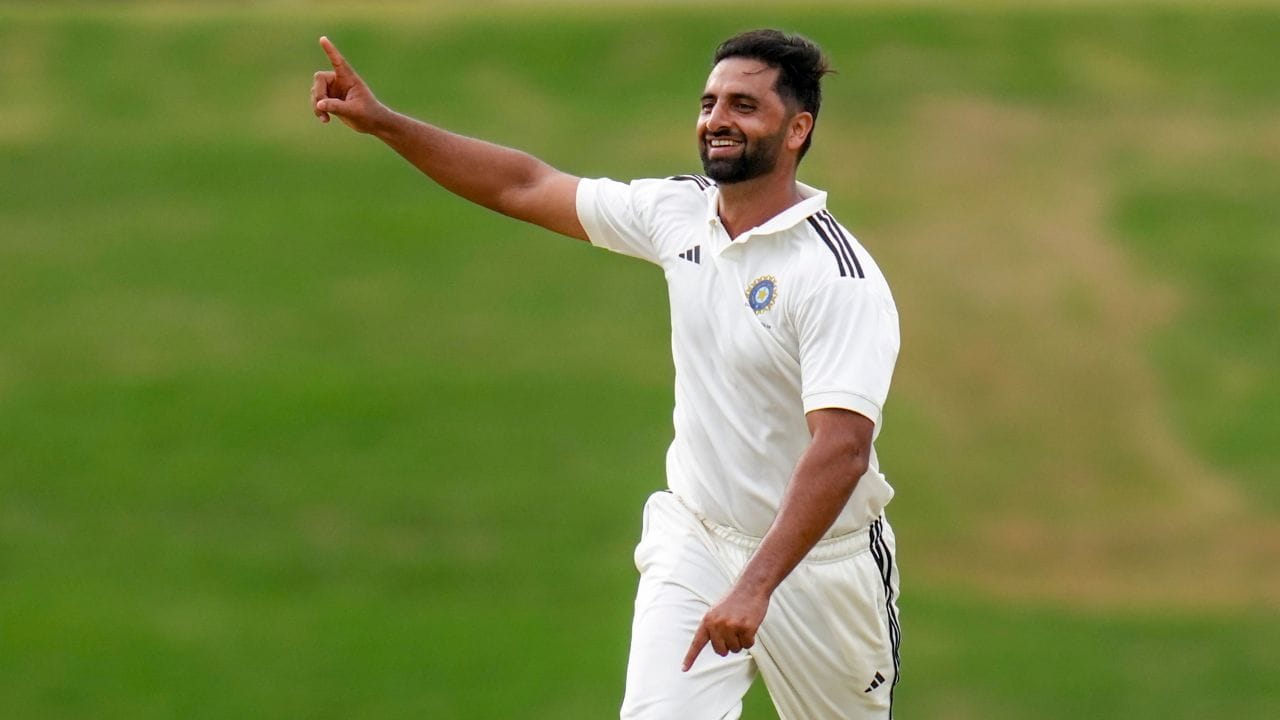 ઔકિબે 23 સપ્ટેમ્બર 2018ના રોજ 2018-19 વિજય હજારે ટ્રોફીમાં જમ્મુ અને કાશ્મીર માટે લિસ્ટ A માં ડેબ્યૂ કર્યું હતુ. તેણે 11 નવેમ્બર 2019 ના રોજ 2019-20 સૈયદ મુશ્તાક અલી ટ્રોફીમાં જમ્મુ અને કાશ્મીર માટે ટ્વેન્ટી20 માં ડેબ્યૂ કર્યું હતુ.