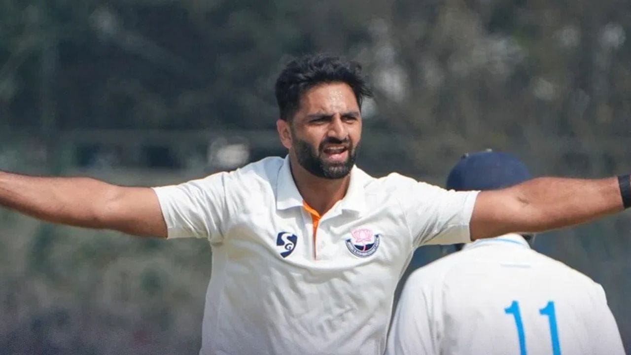 ઓક્ટોબર 2025માં રાજસ્થાન સામે જમ્મુ અને કાશ્મીરની ઇનિંગ્સની હારમાં ઔકિબે તેનો સર્વોચ્ચ ફર્સ્ટ-ક્લાસ સ્કોર અને શ્રેષ્ઠ બોલિંગ ફિગર્સ હાંસલ કર્યા, જ્યારે તેણે 55 રન બનાવ્યા અને 29 રનમાં 3 વિકેટ અને 24 રનમાં 7 વિકેટ લીધી હતી.