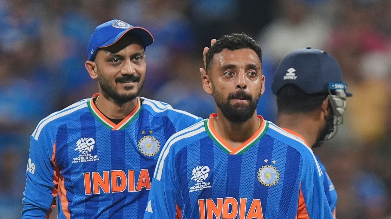 ટી20 વર્લ્ડકપની સેમિફાઈનલમાં ભારતે શાનદાર જીત મેળવી છે. સેમિફાઈનલ મેચમાં સંજુ સેમસનની ઈનિગ્સ પણ ખુબ ચર્ચામાં રહી છે.પરંતુ મેચનો અસલી હીરો અક્ષર પટેલ હતો. જેની બોલિંગ અને ફીલ્ડિંગથી મેચ આખી પલટી ગઈ હતી. તો આજે આપણે અક્ષર પટેલની પત્ની મેહા પટેલ અને અક્ષર પટેલની નેટવર્થ વિશે વાત કરીએ.