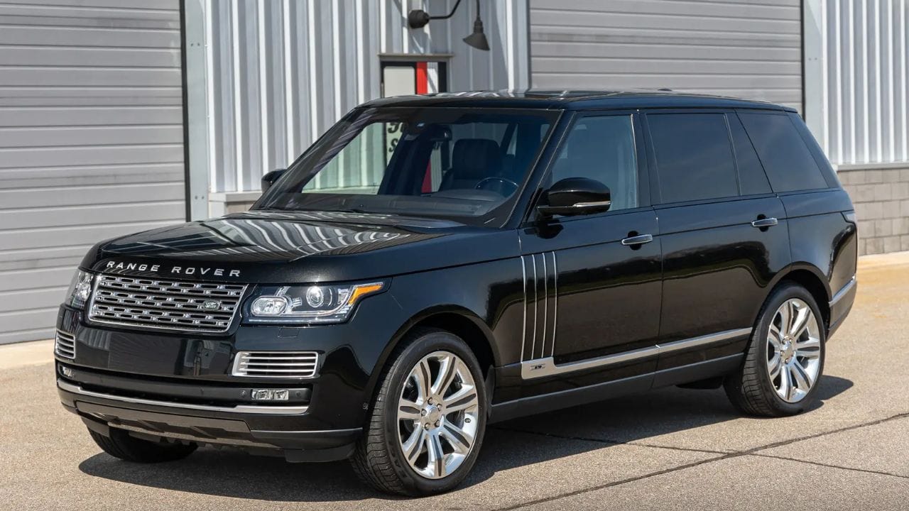 તેની સૌથી ફેમસ કારમાં Land Rover Discoveryનો સમાવેશ થાય છે. આ SUV તેની શરૂઆતની લક્ઝરી કારોમાંથી એક માનવામાં આવે છે. મજબૂત બોડી, શક્તિશાળી એન્જિન અને એર સસ્પેન્શન જેવી સુવિધાઓ તેને દરેક પ્રકારના રસ્તા માટે યોગ્ય બનાવે છે. આ કાર કમ્ફર્ટ અને પાવરનું સુંદર કોમ્બિનેશન છે.