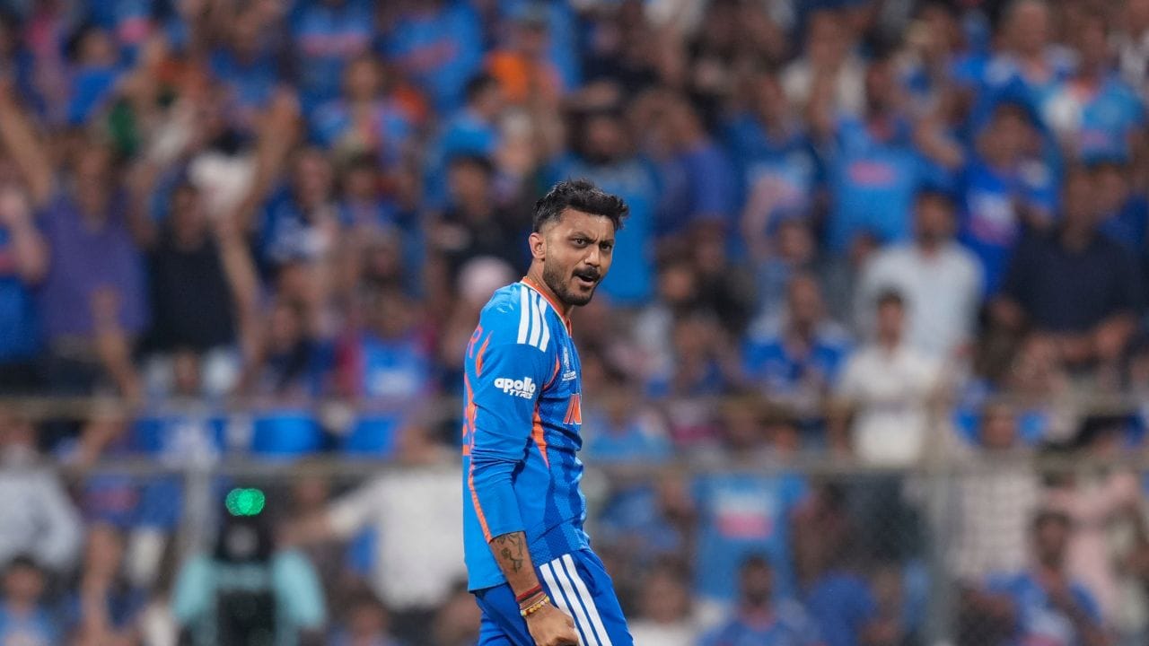 ટી20 વર્લ્ડકપની સેમિફાઈનલ મેચ છેલ્લે સુધી રોમાંચક રહી હતી. ચાહકો છેલ્લા બોલ સુધી નક્કી કરી શક્યા ન હતા કે ભારત અને ઈંગ્લેન્ડમાંથી કઈ ટીમ ફાઈનલમાં પહોંચશે. સંજુ સેમસને 89 રનની શાનદાર ઈનિગ્સ રમી હતી. જેનાથી ભારત 253 રનનો વિશાળ સ્કોર કરી શકી હતી. 