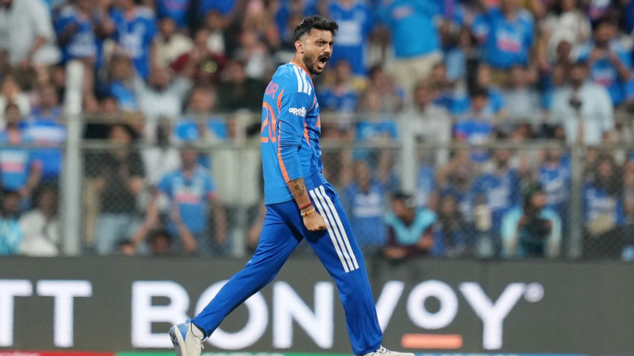 હવે પ્રશ્ન એ છે કે ધોનીએ અક્ષર પટેલને બાપુ નામ કેમ આપ્યું. IPLની એક મેચ દરમિયાન સોશિયલ મીડિયા પર એક વીડિયો શેર કરવામાં આવ્યો હતો, જેમાં અક્ષર પટેલે પોતે જ તેની પાછળની વાસ્તવિક વાર્તા કહી હતી.(Photo Credit-GettyImages)
