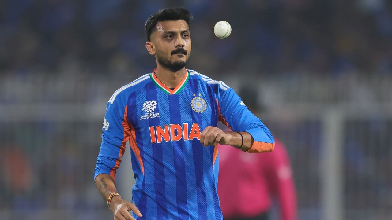 રવિન્દ્ર જાડેજા ટીમ ઈન્ડિયા માટે "જડ્ડુ" બન્યા, વિરાટ કોહલી "ચીકુ" બન્યા, અને અક્ષર પટેલનું નામ "બાપુ" રાખવામાં આવ્યું. ખેલાડીઓ જેટલા ઉપનામો છે તેટલા બધા ઉપનામો છે, પરંતુ તે બધાનો માલિક ફક્ત એક જ વ્યક્તિ છે: મહેન્દ્ર સિંહ ધોની.
(Photo Credit-GettyImages)