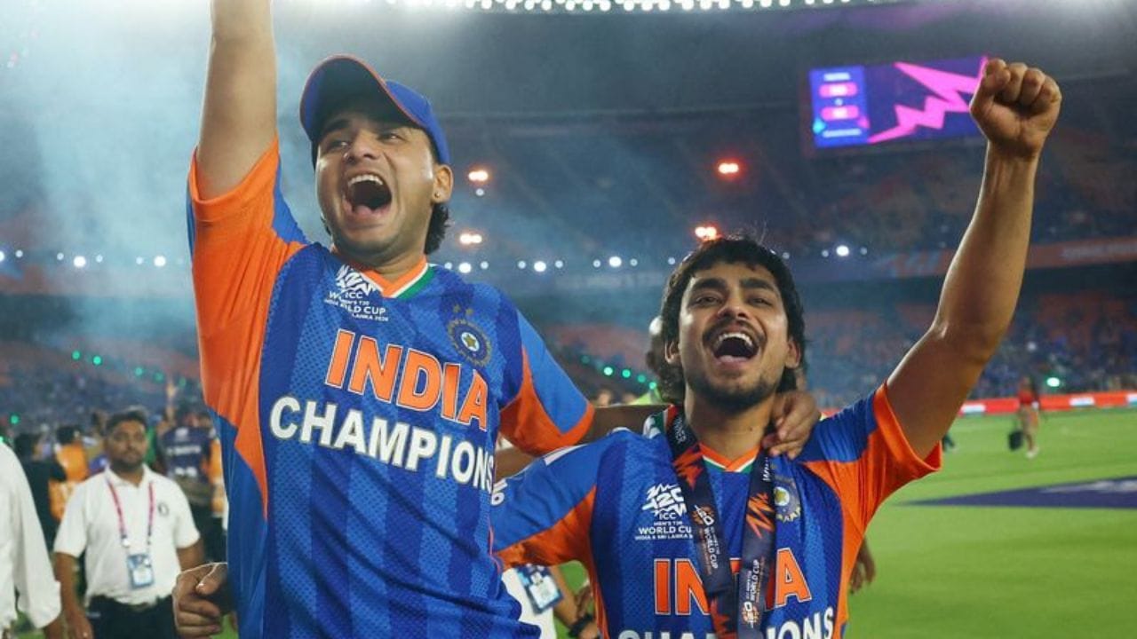 T20 વર્લ્ડ કપ 2026માં ભારતીય ક્રિકેટ ટીમની જીત પછી ટીમના ખેલાડીઓ અંગે ચાહકોમાં રસ વધ્યો છે, ખાસ કરીને તે ખેલાડીઓ વિશે જે હજુ પણ અવિવાહિત છે અને “બેચલર ક્લબ”નો ભાગ છે.