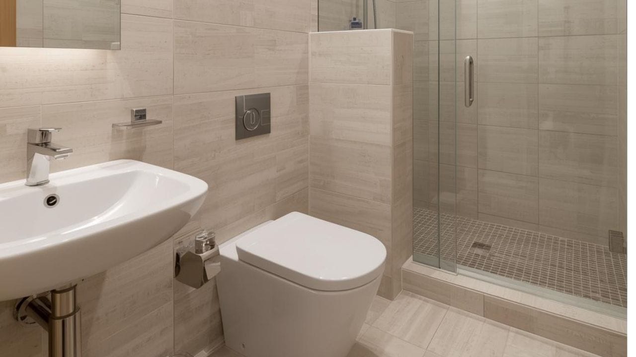 “બાથરૂમ” શબ્દમાં “બાથ” એટલે કે સ્નાનનો અર્થ સમાયેલો છે. એટલે બાથરૂમ એ એવું ઓરડું છે જ્યાં સ્નાન કરવા માટેની સુવિધાઓ હોય છે. તેમાં સામાન્ય રીતે શાવર, બાથટબ, વોશબેસિન અને ઘણી વખત ટોયલેટ પણ હોય છે. બાથરૂમ મુખ્યત્વે ખાનગી ઘરોમાં જોવા મળે છે. આજકાલ ભારતમાં મોટાભાગના ઘરોમાં એટેચ બાથરૂમ હોય છે, જ્યાં સ્નાન અને શૌચાલય બંને સુવિધાઓ એક જ જગ્યાએ ઉપલબ્ધ હોય છે. તેથી લોકો ઘણીવાર “બાથરૂમ” શબ્દનો ઉપયોગ શૌચાલય માટે પણ કરી દે છે, જો કે ટેક્નિકલી આ સંપૂર્ણ રીતે સાચું નથી.