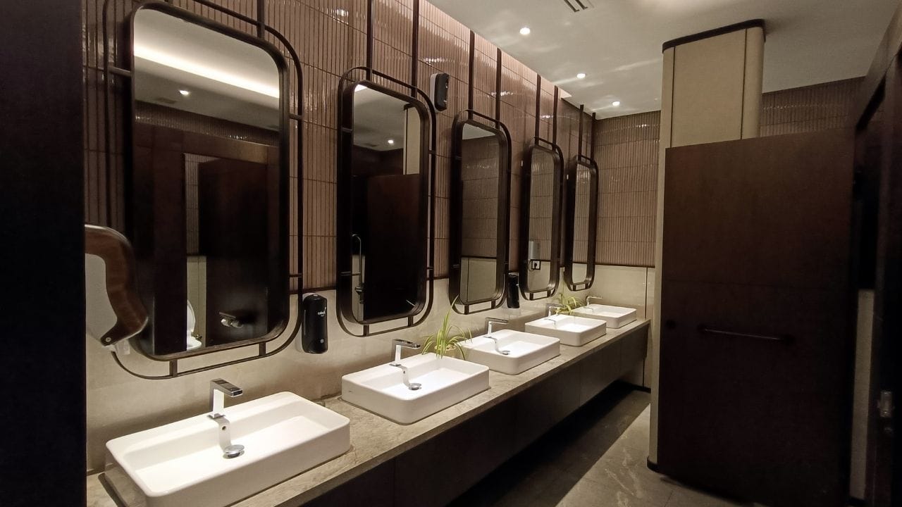 વોશરૂમ શું છે? : “વોશરૂમ” શબ્દ “વોશ” પરથી આવ્યો છે, જેનો અર્થ પોતાને સાફ કરવો થાય છે. વોશરૂમમાં સામાન્ય રીતે ટોયલેટ, વોશબેસિન અને ક્યારેક યુરિનલ હોય છે. તેમાં સ્નાન માટેની સુવિધાઓ જેવી કે શાવર અથવા બાથટબ સામાન્ય રીતે નથી હોતી. વોશરૂમ મોટાભાગે જાહેર સ્થળોએ જોવા મળે છે, જેમ કે ઓફિસ, શાળા, શોપિંગ મોલ, રેલવે સ્ટેશન, એરપોર્ટ અને હોટલ.