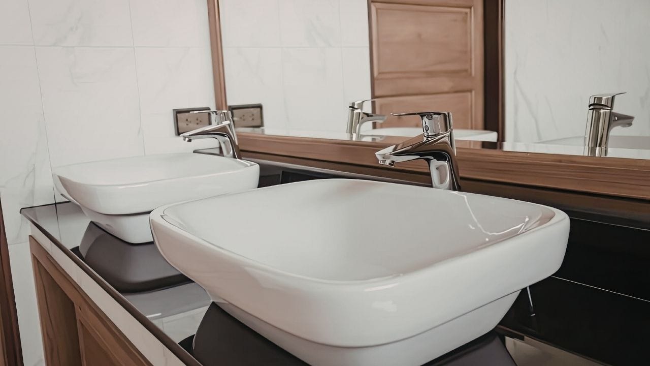 સારાંશમાં તફાવત સમજીએ તો સરળ ભાષામાં કહીએ તો, બાથરૂમમાં સ્નાન કરવાની સુવિધા હોય છે, જ્યારે વોશરૂમમાં મુખ્યત્વે ટોયલેટ અને હાથ-મુખ ધોવાની સુવિધા હોય છે. એટલે બંને શબ્દો વચ્ચેનો તફાવત તેઓ જે સુવિધાઓ દર્શાવે છે તેના આધારે છે.