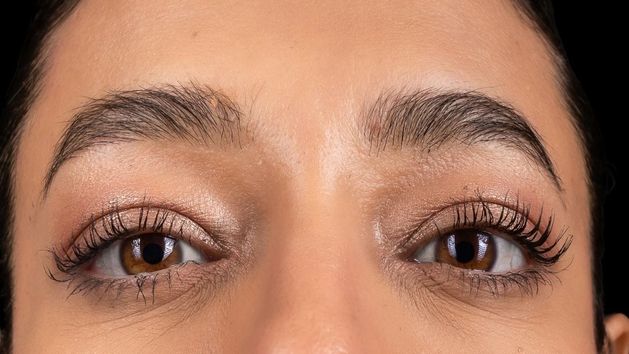 પરસેવાના કારણે આપણે વારંવાર આંખોને સ્પર્શ કરીએ છીએ, જેનાથી હાથમાં રહેલા બેક્ટેરિયા આંખોમાં પહોંચી શકે છે. આથી બચવા માટે હાથને નિયમિત રીતે સાફ રાખવા અને ચેપગ્રસ્ત વ્યક્તિ સાથે વસ્તુઓ શેર ન કરવી જોઈએ. વધુ ગરમી અને સૂર્યપ્રકાશ આંખોની કુદરતી ભેજ ઘટાડે છે, જેના કારણે આંખોમાં શુષ્કતા અનુભવાય છે. ઉપરાંત, લાંબા સમય સુધી એસીમાં રહેવું પણ આંખોને સુકાવી શકે છે, જેના કારણે બળતરા, ખંજવાળ અને ઝાંખી દ્રષ્ટિ જેવી સમસ્યાઓ થાય છે.