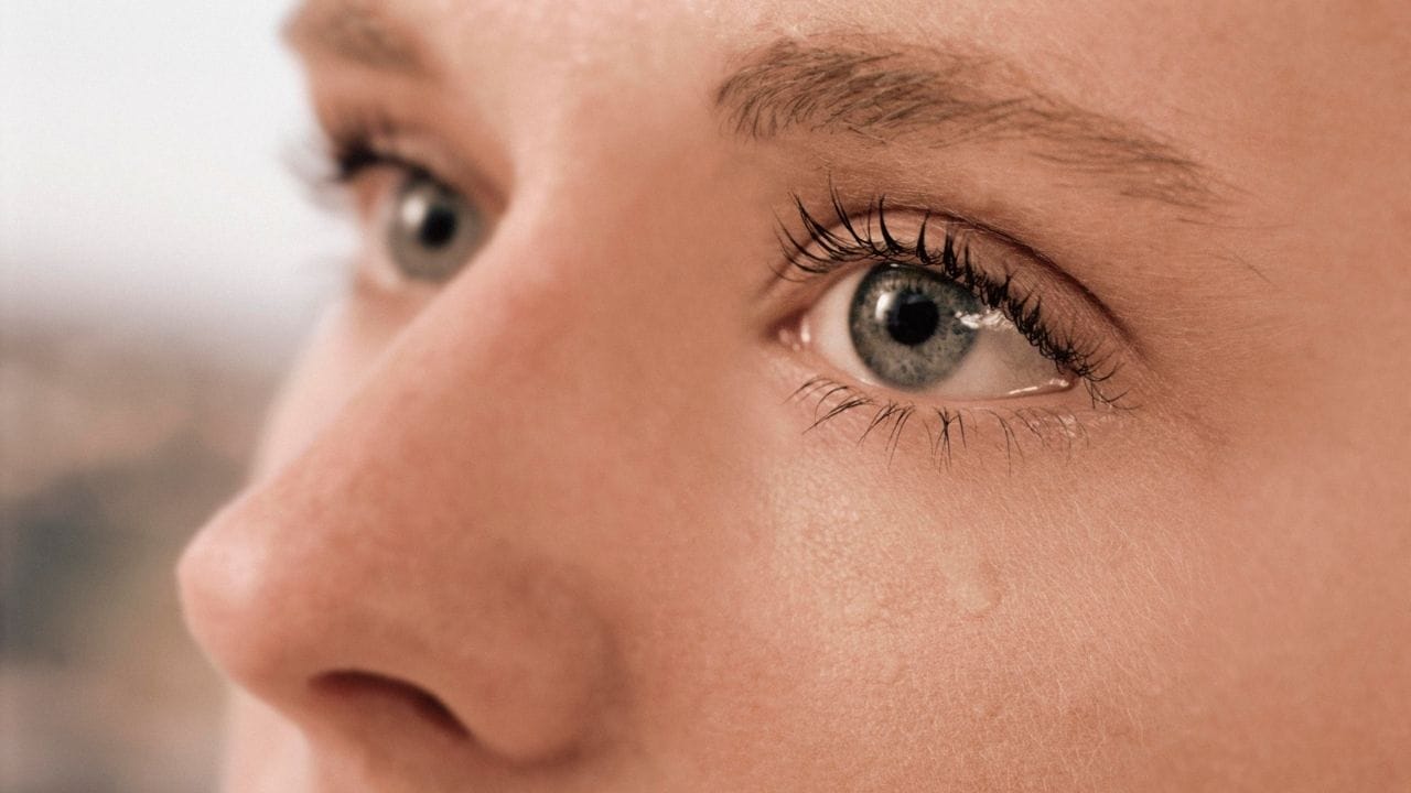 આ સમસ્યાઓથી બચવા માટે ડૉક્ટરની સલાહ મુજબ લુબ્રિકેટિંગ આઈ ડ્રોપ્સનો ઉપયોગ કરવો ફાયદાકારક છે. ઉનાળામાં ધૂળ અને પરસેવો પોપચાની આસપાસની તેલ ગ્રંથિઓને બ્લોક કરી શકે છે, જેના કારણે ‘સ્ટાઈ’ (આંખમાં ગાંઠ) થઈ શકે છે. આથી બચવા માટે બહારથી આવીને ચહેરો અને આંખોની આસપાસની સફાઈ રાખવી જરૂરી છે.