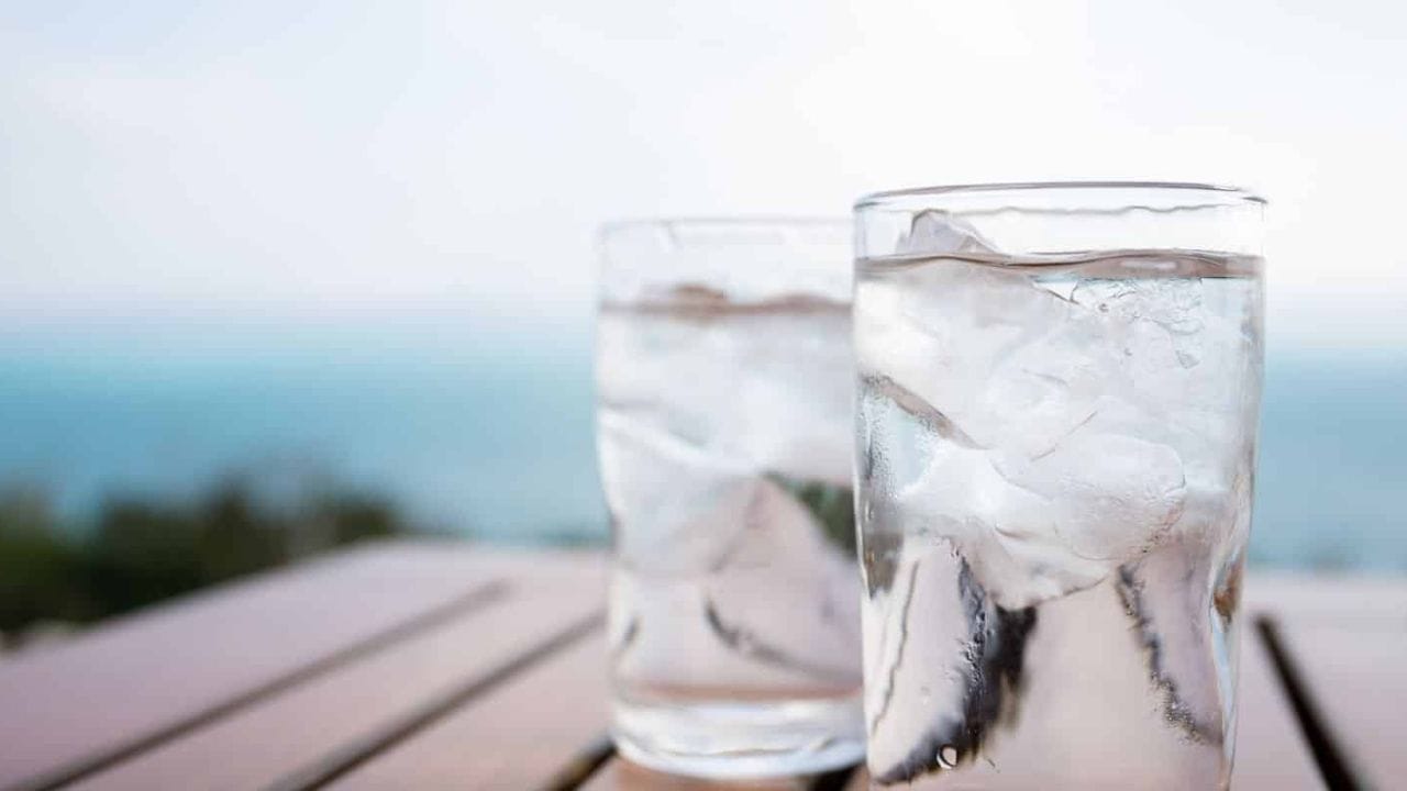 હાઇડ્રેશન (પાણીનું સેવન): તરસ ન લાગે તો પણ દિવસભર થોડું-થોડું પાણી પીતા રહો.  દિવસભરમાં લગભગ 2-3 લિટર જેટલું પાણી પીવો. શરીરમાં પાણીની અછત (ડીહાઈડ્રેશન) થી બચવાનો આ સૌથી અસરકારક રસ્તો છે.