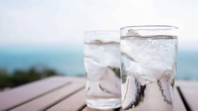 હાઇડ્રેશન (પાણીનું સેવન): તરસ ન લાગે તો પણ દિવસભર થોડું-થોડું પાણી પીતા રહો. દિવસભરમાં લગભગ 2-3 લિટર જેટલું પાણી પીવો. શરીરમાં પાણીની અછત (ડીહાઈડ્રેશન) થી બચવાનો આ સૌથી અસરકારક રસ્તો છે.