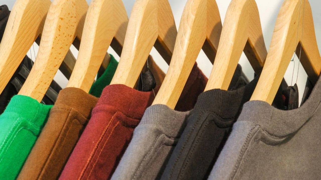 યોગ્ય કપડાંની પસંદગી: બહાર નીકળતી વખતે હળવા રંગના અને ઢીલા સુતરાઉ કપડાં પહેરો. ઘેરા રંગના કપડાં ગરમીને વધુ શોષે છે, તેથી તેનાથી બચો.