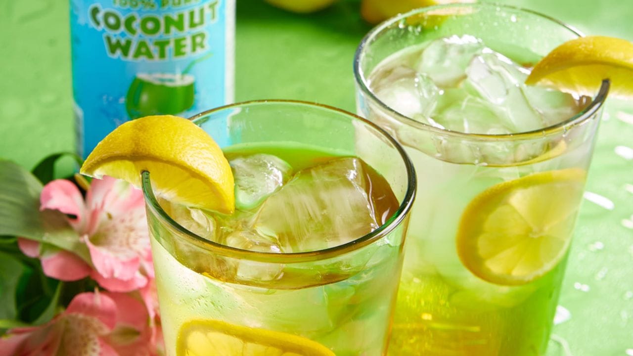 કુદરતી પીણાં: લીંબુ-પાણી, નાળિયેર પાણી અને છાશનું સેવન કરો. આ કુદરતી ઈલેક્ટ્રોલાઈટ્સ પૂરા પાડે છે જે ગરમીમાં શરીરને ઠંડુ રાખે છે.