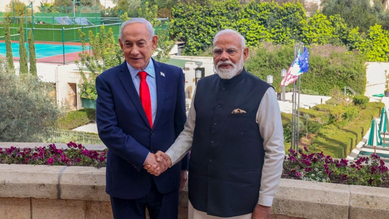 પ્રચલિત યુવા પ્રતિસંસ્કૃતિ ચળવળ અને રિફોર્મ સિનાગોગ, ટેમ્પલ જુડિયા ઓફ ફિલાડેલ્ફિયાની ઉદાર સંવેદનશીલતાનો સમાવેશ થાય છે, જેમાં પરિવાર હાજરી આપતો હતો.