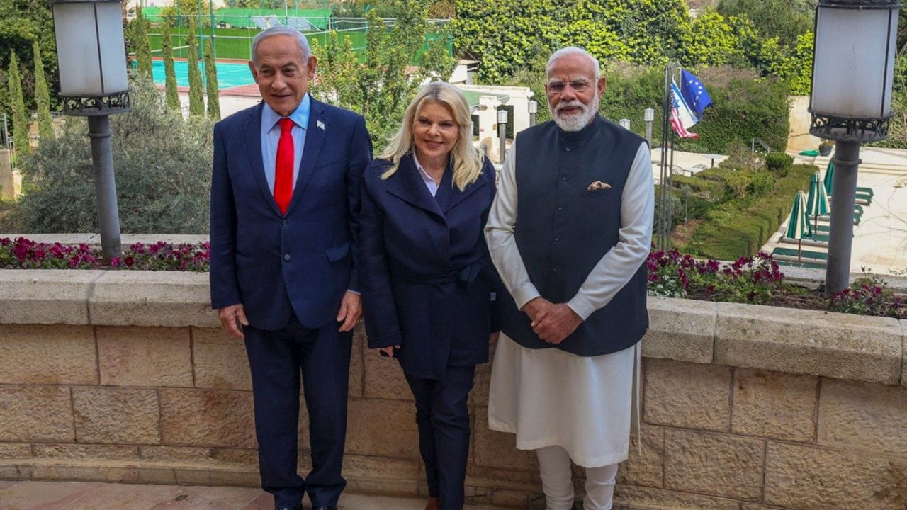 1967માં હાઇસ્કૂલમાંથી સ્નાતક થયા પછી, નેતન્યાહુ ઇઝરાયલ સંરક્ષણ દળોમાં ભરતી થવા માટે ઇઝરાયલ પાછા ફર્યા. તેમણે લડાયક સૈનિક તરીકે તાલીમ લીધી અને પાંચ વર્ષ સુધી IDFના સ્પેશિયલ ફોર્સ યુનિટ, સૈરેત મત્કલમાં સેવા આપી.