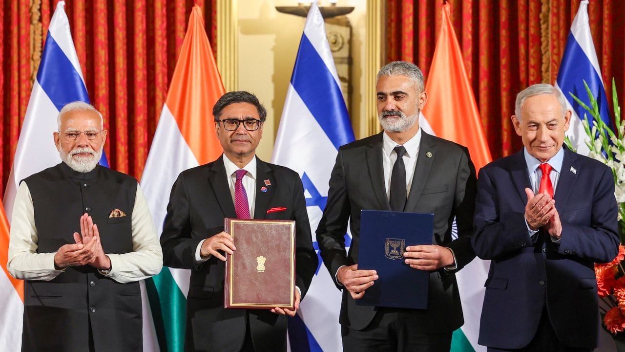 તેઓ યુનિટમાં ટીમ-નેતા બન્યા. તેઓ અનેક વખત યુદ્ધમાં ઘાયલ થયા હતા. તેઓ ઘણા અન્ય મિશનમાં સામેલ હતા, જેમાં 1968માં લેબનોન પર ઇઝરાયલી દરોડા અને મે 1972માં હાઇજેક કરાયેલી સબેના ફ્લાઇટ 571ને બચાવવાનો સમાવેશ થાય છે, જેમાં તેમને ખભામાં ગોળી વાગી હતી.