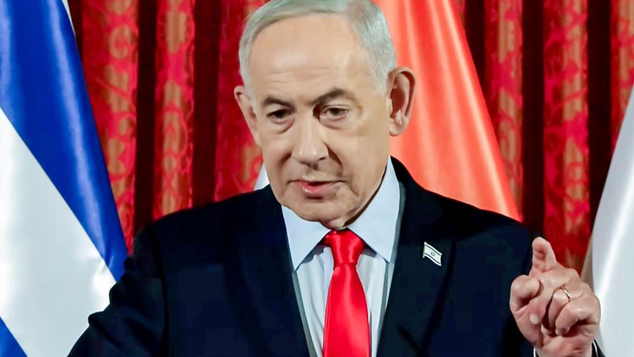 નેતન્યાહૂનો જન્મ 1949માં તેલ અવીવમાં થયો હતો. તેમની માતા ત્ઝીલા સેગલનો જન્મ જેરુસલેમના મુતાસરીફેટના પેટાહ ટિકવામાં થયો હતો.તેમનો પરિવાર 1911માં મિનિયાપોલિસથી સ્થળાંતરિત થયો હતો, 1870ના દાયકામાં લિથુઆનિયાથી ત્યાં સ્થળાંતર થયો હતો