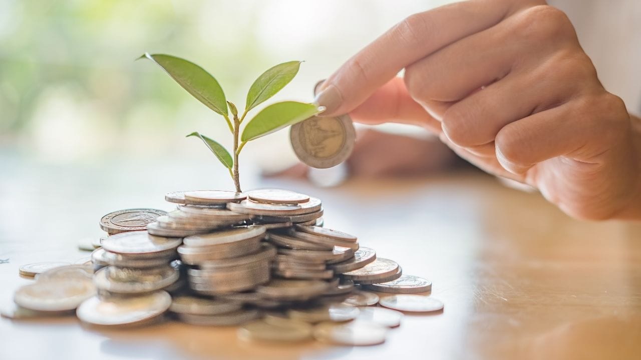 યોગ્ય રોકાણ વિકલ્પ તમારી જોખમ લેવાની ક્ષમતા અને નાણાકીય લક્ષ્યો પર આધાર રાખે છે. જો તમને સુરક્ષા મહત્વની લાગે છે, તો FD અથવા પોસ્ટ ઓફિસ યોજના યોગ્ય રહેશે. જો તમે વધારે વળતર માટે જોખમ લઈ શકો છો, તો મ્યુચ્યુઅલ ફંડ વધુ સારું વિકલ્પ બની શકે છે. (નોંધ : અહીં આપવામાં આવેલી માહિતી ફક્ત આપની જાણકારી માટે છે કોઈ પણ રોકાણ કરવા પહેલા નિષ્ણાંતોની સલાહ લેવી જરૂર છે.)