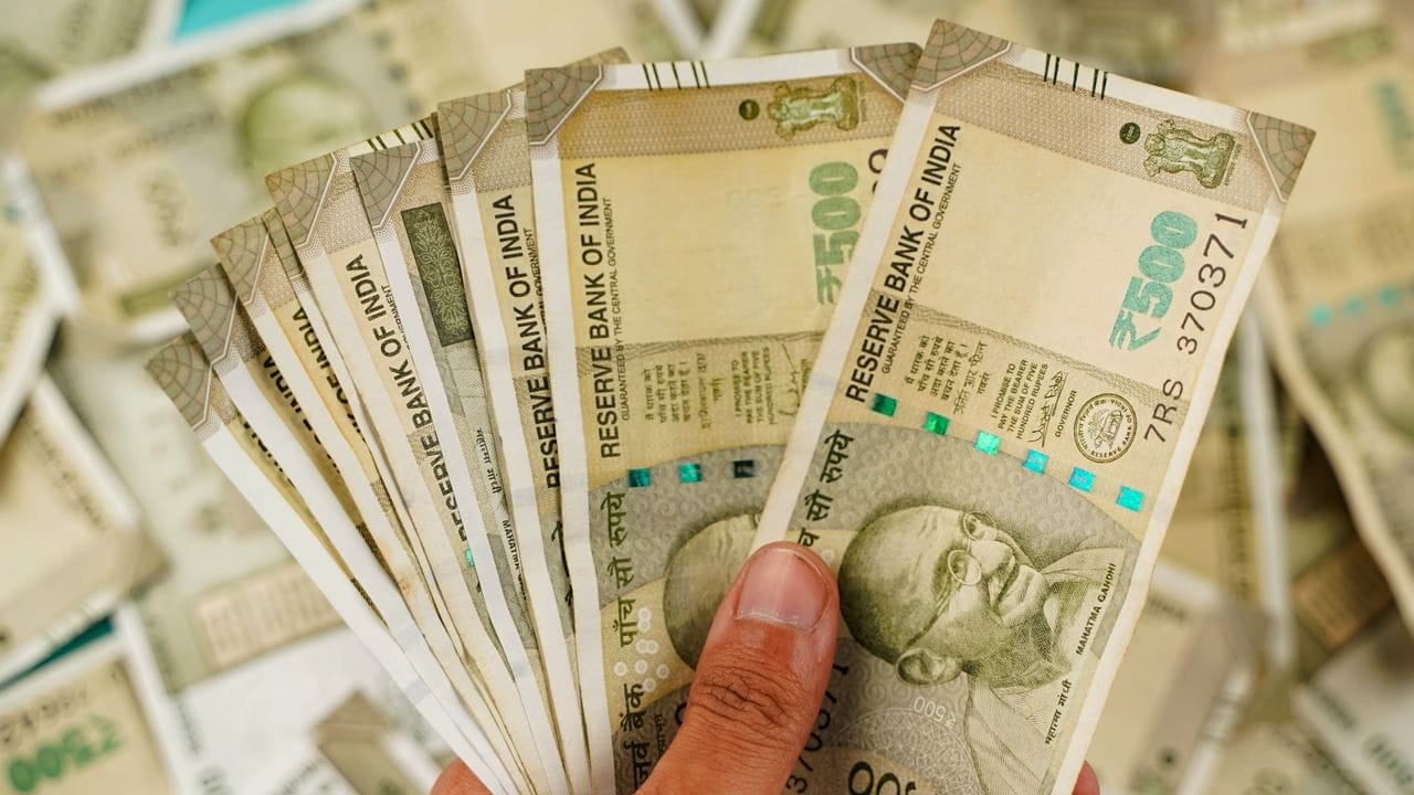 દેશની સૌથી મોટી જાહેર વીમા કંપની Life Insurance Corporation of India (LIC) વિવિધ કેટેગરીમાં ઘણી યોજનાઓ ઓફર કરે છે. LIC ની સૌથી મોટી ખાસિયત એ છે કે તેમાં રોકાયેલું મૂડીરોકાણ સુરક્ષિત માનવામાં આવે છે. તેથી લોકો ઘણી વાર વિચારે છે કે કઈ પોલિસી તેમને સુરક્ષા સાથે સારો વળતર પણ આપી શકે.