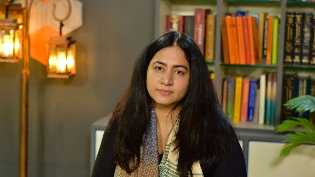 ભાષા સુમ્બલી: આદિત્ય ધારની જાસૂસી થ્રિલર ધુરંધર 2માં, ભાષા સુમ્બલીએ વકીલની ભૂમિકા ભજવી હતી. ઉલ્લેખનીય છે કે, ભાષા છેલ્લે બારામુલ્લા ફિલ્મમાં જોવા મળી હતી, પરંતુ તેણીએ ફિલ્મ ધુરંધરમાં પોતાના અભિનયથી શાનદાર કામ કર્યું છે.  (ફોટો ક્રેડિટ-સોશિયલ મીડિયા)