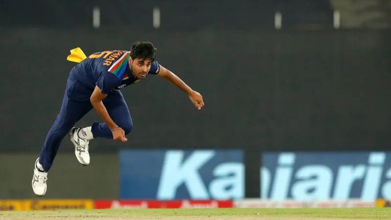 ભુવનેશ્વર કુમાર સિંહનો જન્મ 5 ફેબ્રુઆરી 1990ના રોજ થયો છે. તે એક ભારતીય ક્રિકેટર છે જે ભારતીય ક્રિકેટ ટીમ માટે રમતના ત્રણેય ફોર્મેટમાં રમી ચૂક્યો છે. તે ઇન્ડિયન પ્રીમિયર લીગમાં રોયલ ચેલેન્જર્સ બેંગ્લોર અને ડોમેસ્ટિક ક્રિકેટમાં ઉત્તર પ્રદેશ માટે રમે છે.