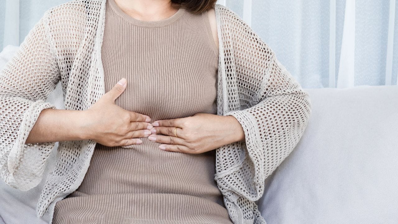 પેટ ફૂલવું સામાન્ય સમસ્યા છે, પરંતુ જો તે વારંવાર થાય છે તો તે પાચનતંત્રની સમસ્યાનું સંકેત હોઈ શકે છે. નિષ્ણાતોના મતે, ખોરાકની માત્રા કરતાં વધુ મહત્વનું છે કે આપણે કેવી રીતે ખાઈએ છીએ. ઉતાવળમાં ખાવું, ખોરાકને યોગ્ય રીતે ન ચાવવો અને અનિયમિત સમય પર ભોજન લેવાથી પાચન પ્રક્રિયા અસરગ્રસ્ત બને છે, જેના કારણે પેટમાં ભારેપણું અનુભવાય છે.