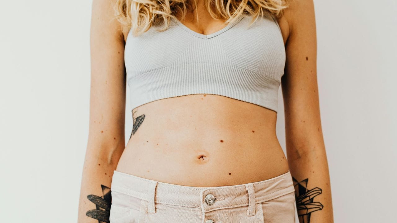 કબજિયાત પણ પેટ ફૂલવાનું મહત્વપૂર્ણ કારણ છે. જ્યારે શરીરમાં કચરો લાંબા સમય સુધી અટકી રહે છે, ત્યારે તે ગેસ ઉત્પન્ન કરે છે અને પેટ ફૂલવાનું કારણ બને છે. ઉપરાંત, આંતરડાનું નબળું સ્વાસ્થ્ય અને માનસિક તણાવ પણ પાચન પ્રક્રિયાને અસર કરે છે. તણાવના કારણે પાચન ધીમું થઈ જાય છે, જે પેટમાં અસ્વસ્થતા વધારી શકે છે.