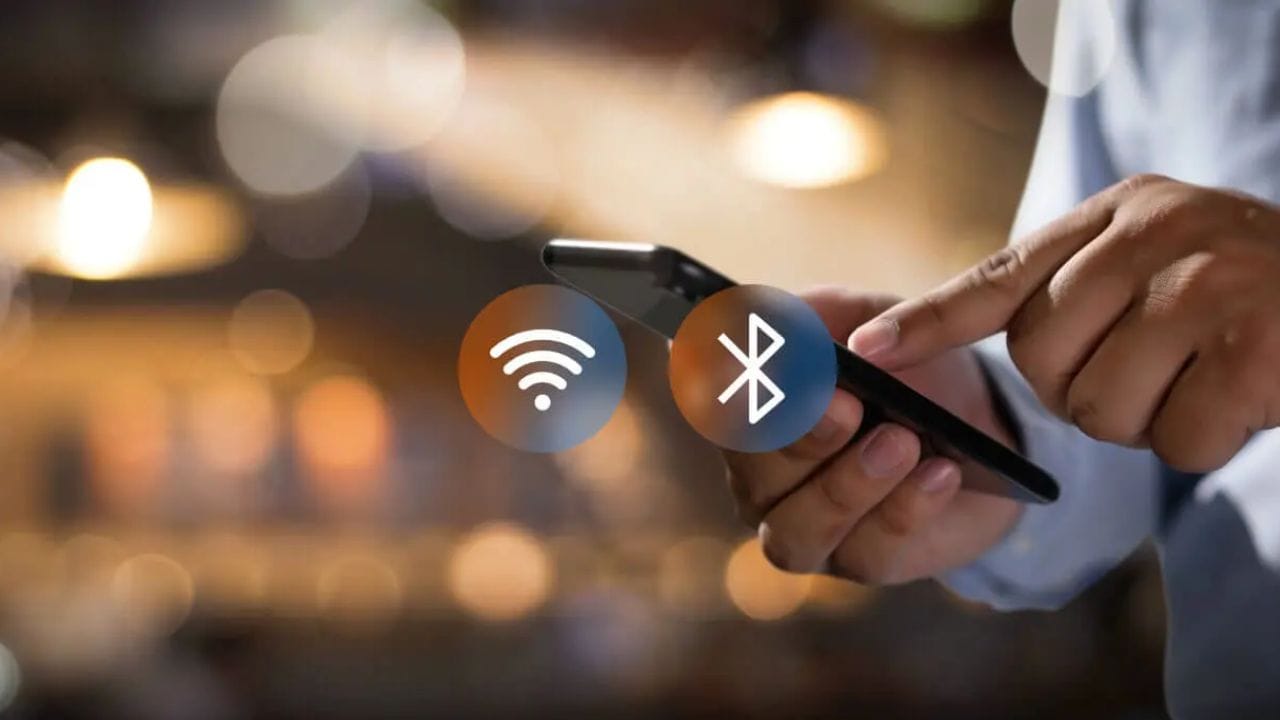 બ્લૂટૂથ અને વાઇ-ફાઇ બંધ રાખવાની સલાહ ભૂતકાળમાં મૂળ હતી, પરંતુ હવે તમારે જાણવું જોઈએ કે આધુનિક સ્માર્ટફોનમાં બ્લૂટૂથ ચાલુ રાખવું લો-એનર્જી યુઝ કરવાનું સિસ્ટમ છે જે ચાલુ હોવા છતાં પણ લગભગ કોઈ બેટરીનો વપરાશ કરતી નથી. તમને જાણીને આશ્ચર્ય થશે કે આધુનિક બ્લૂટૂથ ફક્ત 2.5 મેગાવોટ ઉર્જા વાપરે છે, તેથી જો તમે હંમેશા બ્લૂટૂથ ચાલુ રાખો છો, તો પણ ફક્ત બ્લૂટૂથને કારણે બેટરી ખતમ જલદી ખતમ નહીં થાય. બ્લૂટૂથને ફક્ત થોડા મીટર (દા.ત., તમારા ફોનથી તમારા હેડફોન સુધી) પર સિગ્નલ ટ્રાન્સમિટ કરવાની જરૂર છે, તેથી તેને ઓછી ઉર્જાની જરૂર પડે છે. (ફોટો ક્રેડિટ- સોશિયલ મીડિયા)