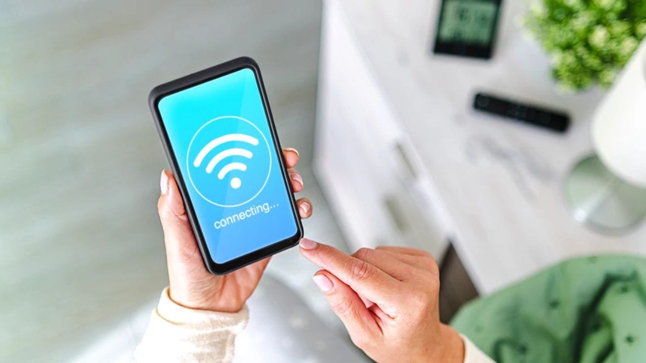 ઉદાહરણ તરીકે, જો તમે મુસાફરી કરી રહ્યા હોવ અને Wi-Fi ચાલુ હોય, તો તમારો ફોન સતત નવા નેટવર્ક શોધે છે. આ પ્રક્રિયા થોડી બેટરી વાપરે છે, પરંતુ તે એટલી ઓછી છે કે તમને કદાચ દિવસ દરમિયાન ફક્ત 1-2 ટકાનો તફાવત જ દેખાશે.(ફોટો ક્રેડિટ- સોશિયલ મીડિયા)