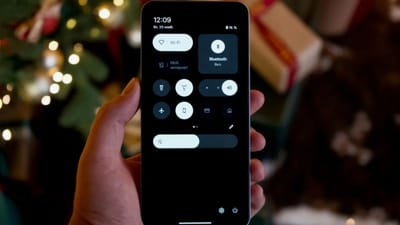 જો તમે સ્માર્ટફોનનો ઉપયોગ કરો છો, તો તમે ઘણીવાર સાંભળ્યું હશે કે ઉપયોગ ના કરતા હોવ તો બ્લૂટૂથ અને વાઇ-ફાઇ હમેંશા બંધ રાખવા જોઈએ. આ પાછળનું કારણ એ છે કે તેનાથી તમારા ફોનની બેટરી લાંબા સમય સુધી ચાલશે અને તમારે તેને વારંવાર ચાર્જ કરવાની જરૂર રહેશે નહીં. જો કે, શું તમે જાણો છો કે સમય જતાં આ બદલાયું છે, અને હવે, ટેકનોલોજીમાં પ્રગતિને કારણે, આધુનિક સ્માર્ટફોનમાં બેટરી પર આટલી અસર થતી નથી. (ફોટો ક્રેડિટ- સોશિયલ મીડિયા)