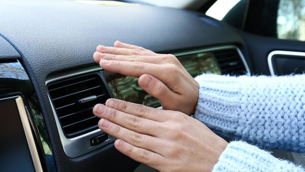 1. AC ફિલ્ટર તપાસો: AC ફિલ્ટર હવામાં ધૂળ અને ગંદકીને ફસાવે છે. જો તે ગંદુ થઈ જાય, તો AC યોગ્ય રીતે કાર્ય કરી શકતું નથી. આ કિસ્સામાં, AC ફિલ્ટરને દૂર કરો અને સાફ કરો. AC ફિલ્ટર ગ્લોવ બોક્સની પાછળ સ્થિત છે અને સરળતાથી સુલભ છે. જો AC ફિલ્ટર ક્ષતિગ્રસ્ત હોય, તો તેને બદલો. (ફોટો ક્રેડિટ-સોશિયલ મીડિયા)