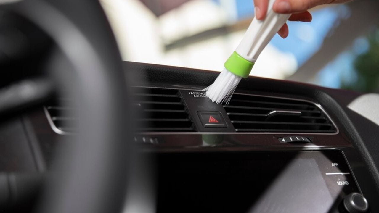 4. કાર AC ફ્યુઝ ચેક કરો : એસી સાથે જોડાયેલા ફ્યુઝ કારમાં કુલિંગ ઓછુ કરી શકે છે. કારના ફ્યુઝ બોક્સ પર જાઓ અને એસી ફ્યુઝ તપાસો. જે ફૂંકાયા હોય તેને બદલો. (ફોટો ક્રેડિટ-સોશિયલ મીડિયા)