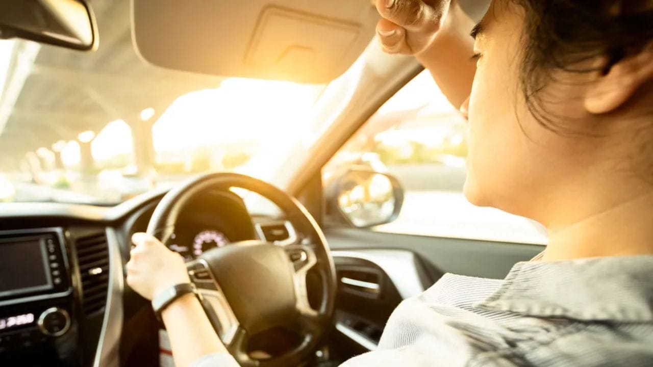 5. કોમ્પ્રેસર તપાસો: જો તમારી કારનું એસી કામ કરતું નથી, તો તેનું કારણ કોમ્પ્રેસર ખરાબ થઈ રહ્યું હોઈ શકે છે. કોમ્પ્રેસર એસીનો સૌથી મહત્વપૂર્ણ ભાગ છે અને તેને ઘરે રિપેર કરવું મુશ્કેલ છે. જો તમને કોમ્પ્રેસરમાં સમસ્યાની શંકા હોય, તો તેને મિકેનિક પાસે લઈ જાઓ. (ફોટો ક્રેડિટ-સોશિયલ મીડિયા)