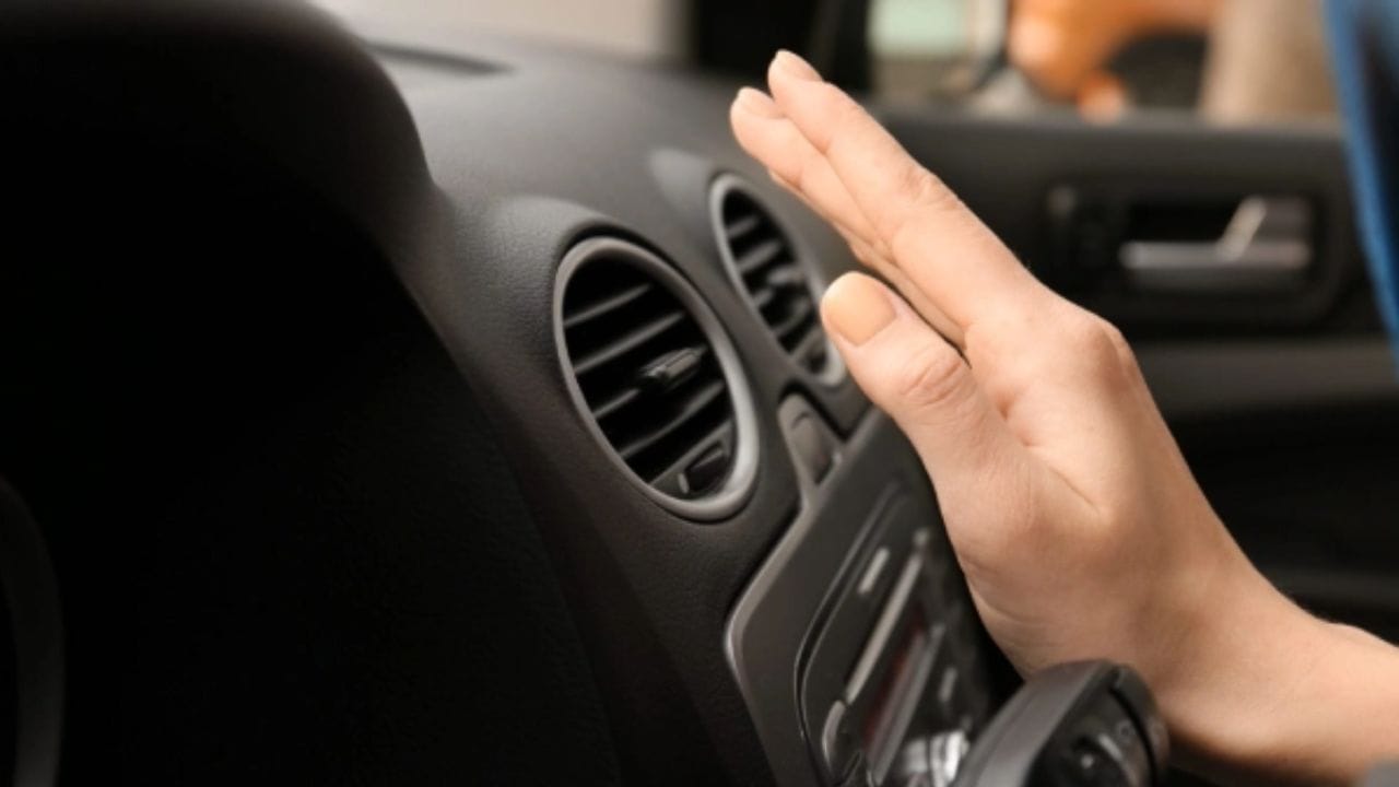 ઉનાળા દરમિયાન, તમારી કારના AC માં ઘણીવાર સમસ્યાઓ ઉભી થાય છે, અને તે યોગ્ય રીતે કામ કરતું નથી. આનાથી અસુવિધા થઈ શકે છે, પરંતુ વધુ ચિંતા કરવાની જરૂર નથી. જો તમારી કારનું AC ઠંડી હવા ન આપતુ હોય, તો તમે તેને ઘરે થોડા સરળ પગલાં લઈને ઠીક કરી શકો છો. જો તમારી કારનું કુલિંગ સિસ્ટમ યોગ્ય રીતે કામ કરતી નથી, તો તમારે તેને મિકેનિક પાસે લઈ જવાની જરૂર નથી. કેટલીક સામાન્ય સમસ્યાઓ છે જેને તમે જાતે ઠીક કરી શકો છો, જેનાથી તમે તીવ્ર ગરમી દરમિયાન તમારી કારમાં શિમલા જેવી ઠંડકનો અનુભવ કરી શકો છો. ચાલો એક પછી એક તમારી કારની ઠંડક સુધારવાની રીતો પર એક નજર કરીએ. (ફોટો ક્રેડિટ-સોશિયલ મીડિયા)